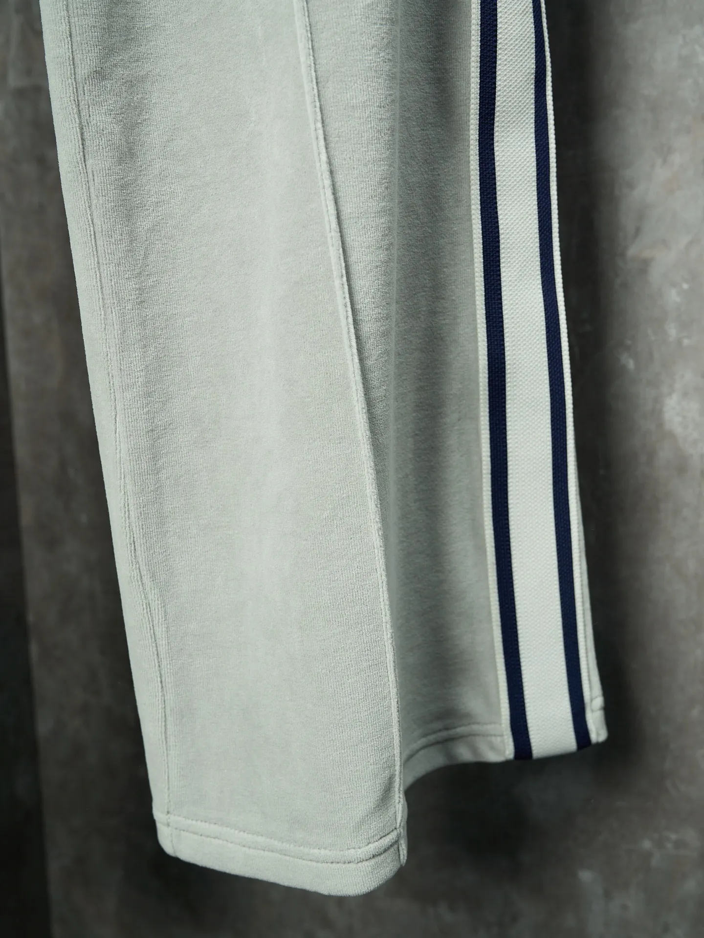 [Real auction] Celine/Celine Arc de Triomphe embroidered straight trousers suit (new color taupe and blue) [In Stock] S M L XL custom-made Yunrou twin velvet matte cotton sateen, soft and waxy touch, close to the skin like a cloud wrap, with taupe blue as the main tone, low-key and rich in content. The iconic CELINE Arc de Triomphe embroidery awakens on the gray fog suede, fully recognizable, and the contrasting ribbons on both sides are sublimated to hold up the tension of the color. The visual impact between movement and movement. The lazy lines of the straight draped version are both rigid and soft. When taken apart, it is a style item. When worn together, it is an atmospheric aesthetic. Complete the ultimate interpretation of the sense of relaxation and luxury. The suit is worn for worry-free wear. It adopts imported machine embroidery technology and uses advanced computer control systems and precise mechanical components to realize the Arc de Triomphe embroidery work. High precision. The lines are smooth and delicate. The fabrics have been washed and have a better hand feel. Not easy to deform, not easy to shrink, not easy to fade. Maintains long-lasting good looks and a great fit